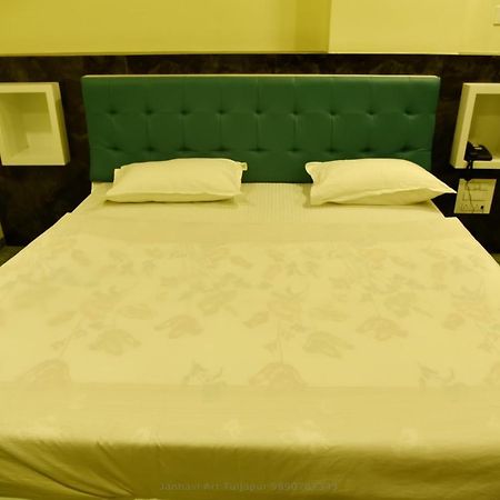 Pawan Executive Tuljapur Exteriör bild