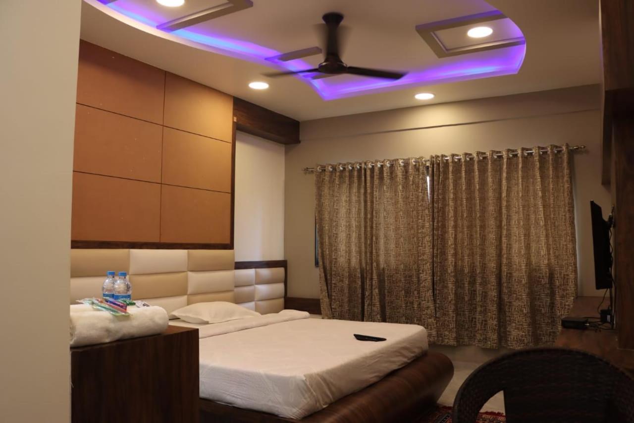 Pawan Executive Tuljapur Exteriör bild