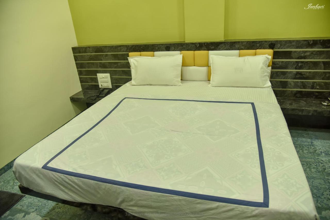 Pawan Executive Tuljapur Exteriör bild