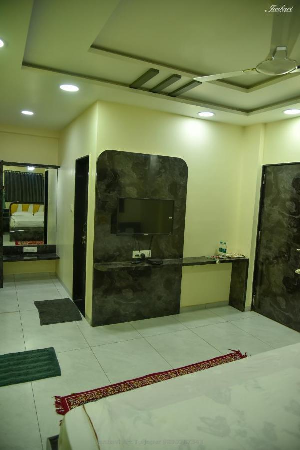 Pawan Executive Tuljapur Exteriör bild