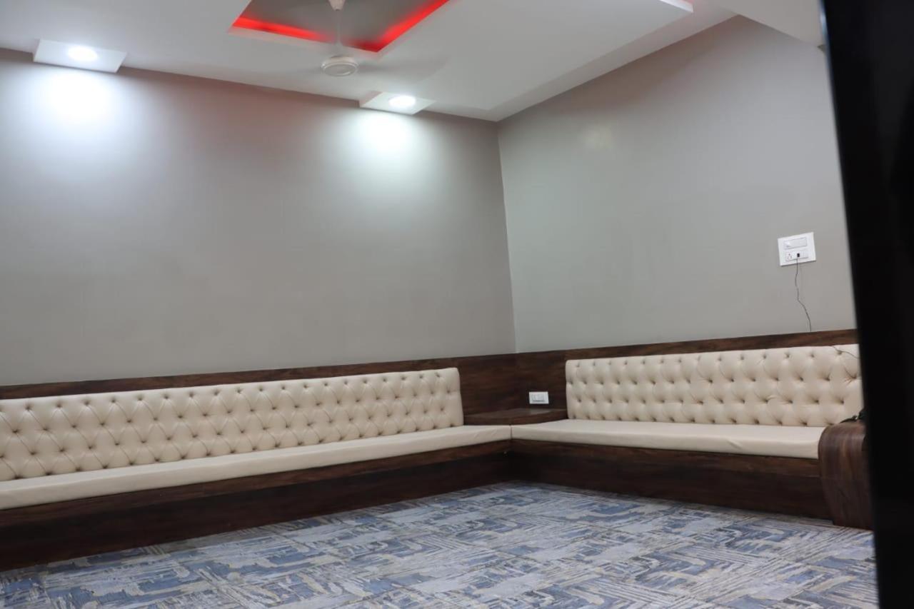 Pawan Executive Tuljapur Exteriör bild