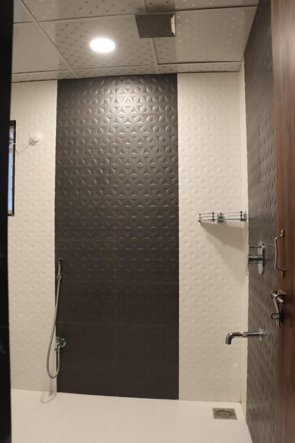 Pawan Executive Tuljapur Exteriör bild
