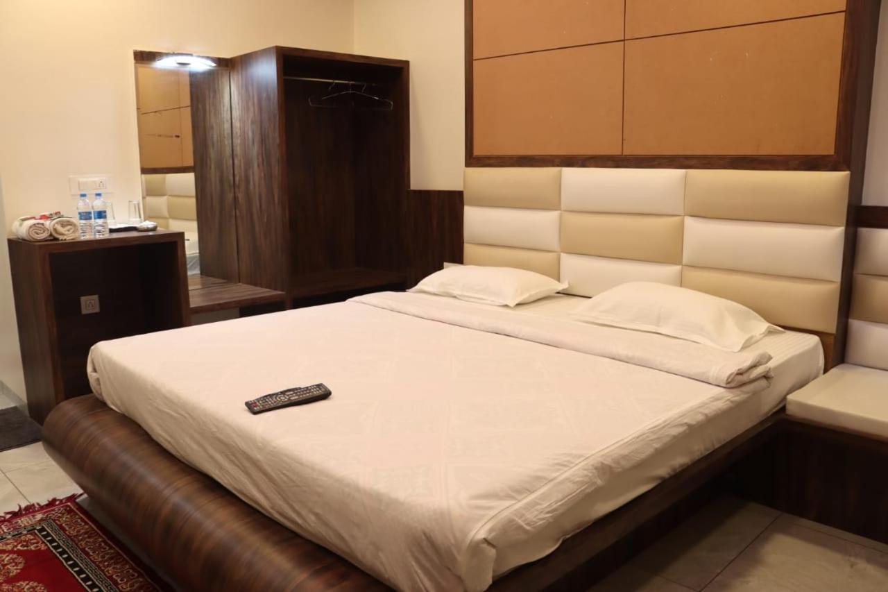 Pawan Executive Tuljapur Exteriör bild