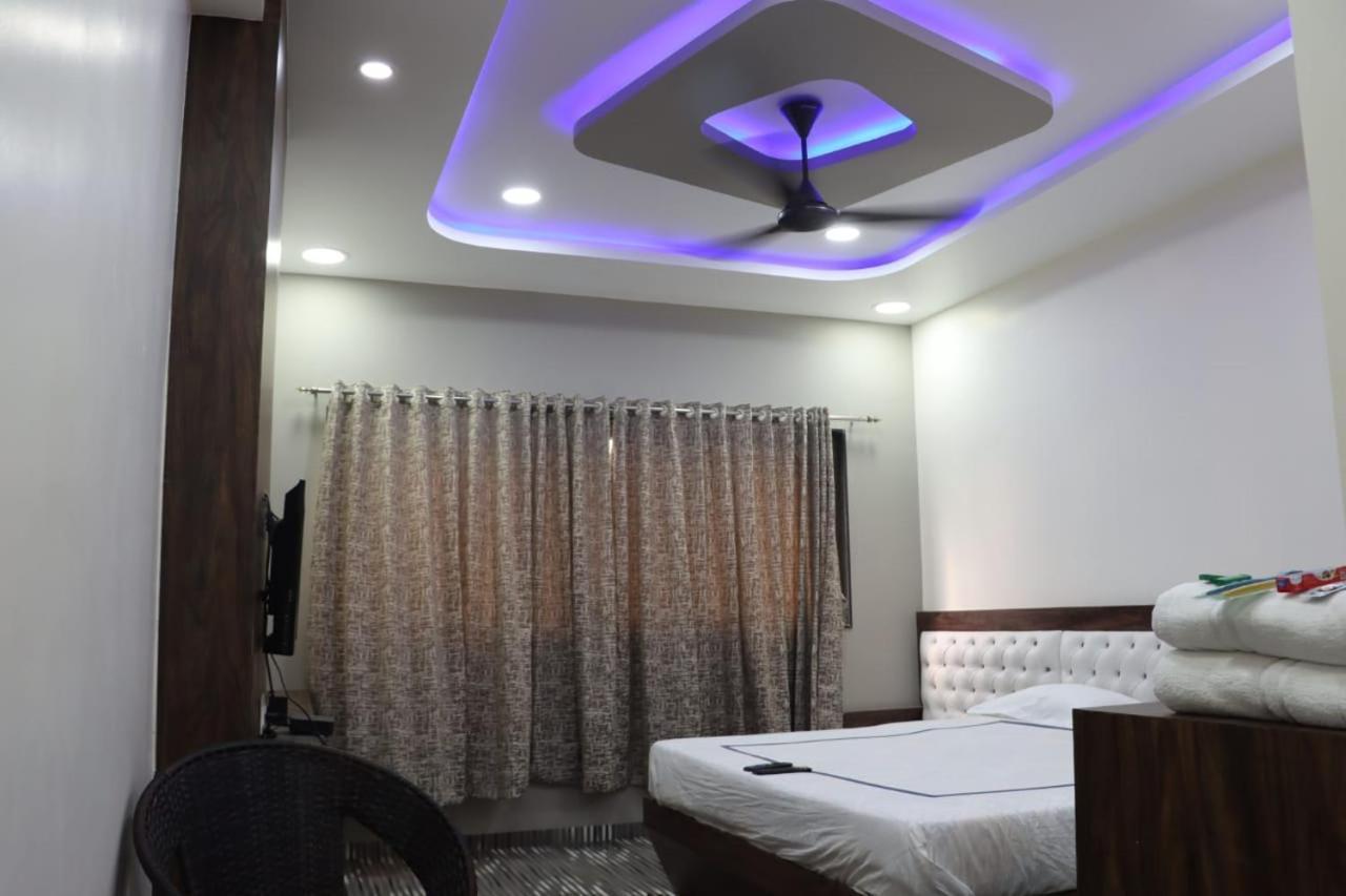 Pawan Executive Tuljapur Exteriör bild