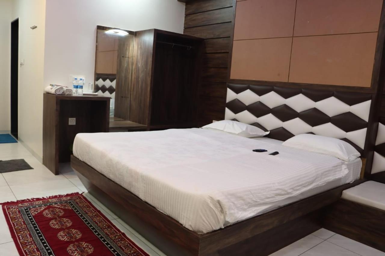 Pawan Executive Tuljapur Exteriör bild