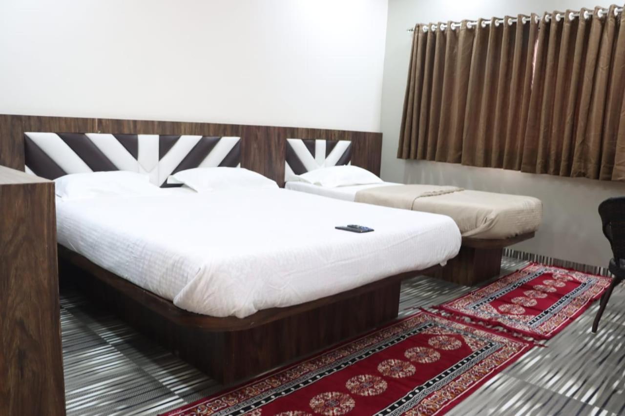 Pawan Executive Tuljapur Exteriör bild
