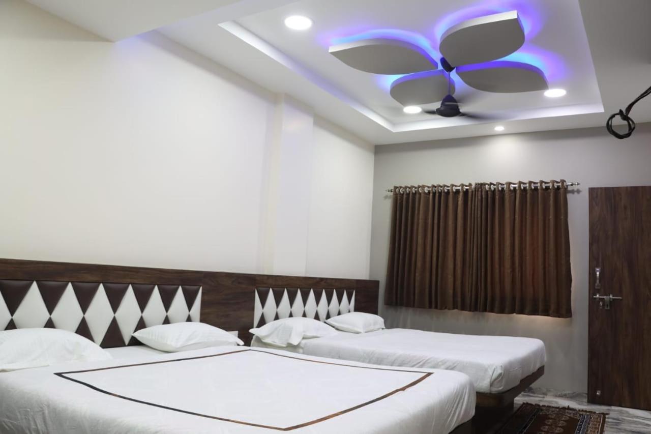 Pawan Executive Tuljapur Exteriör bild