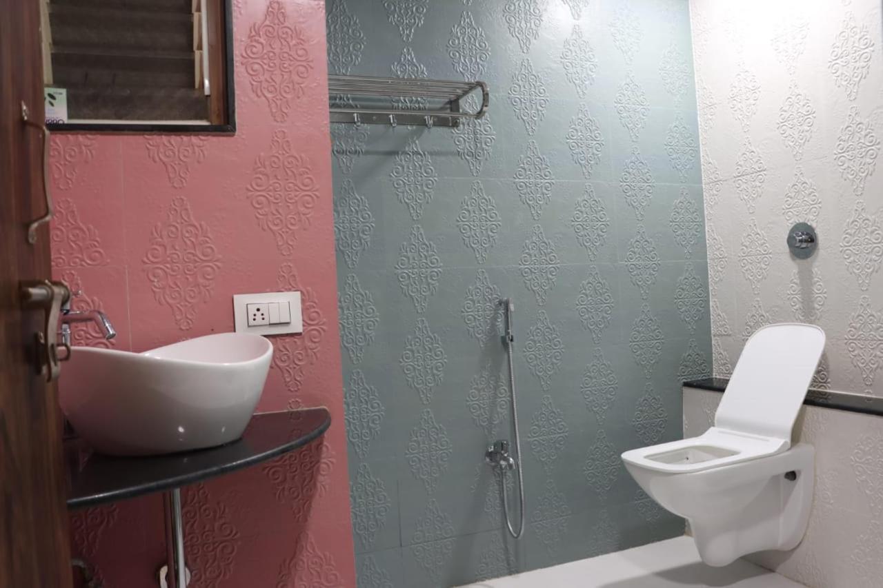 Pawan Executive Tuljapur Exteriör bild