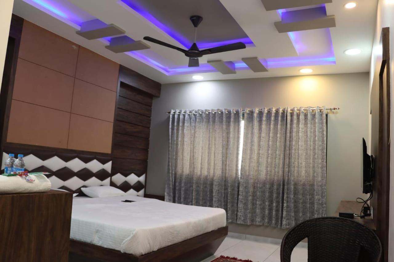 Pawan Executive Tuljapur Exteriör bild