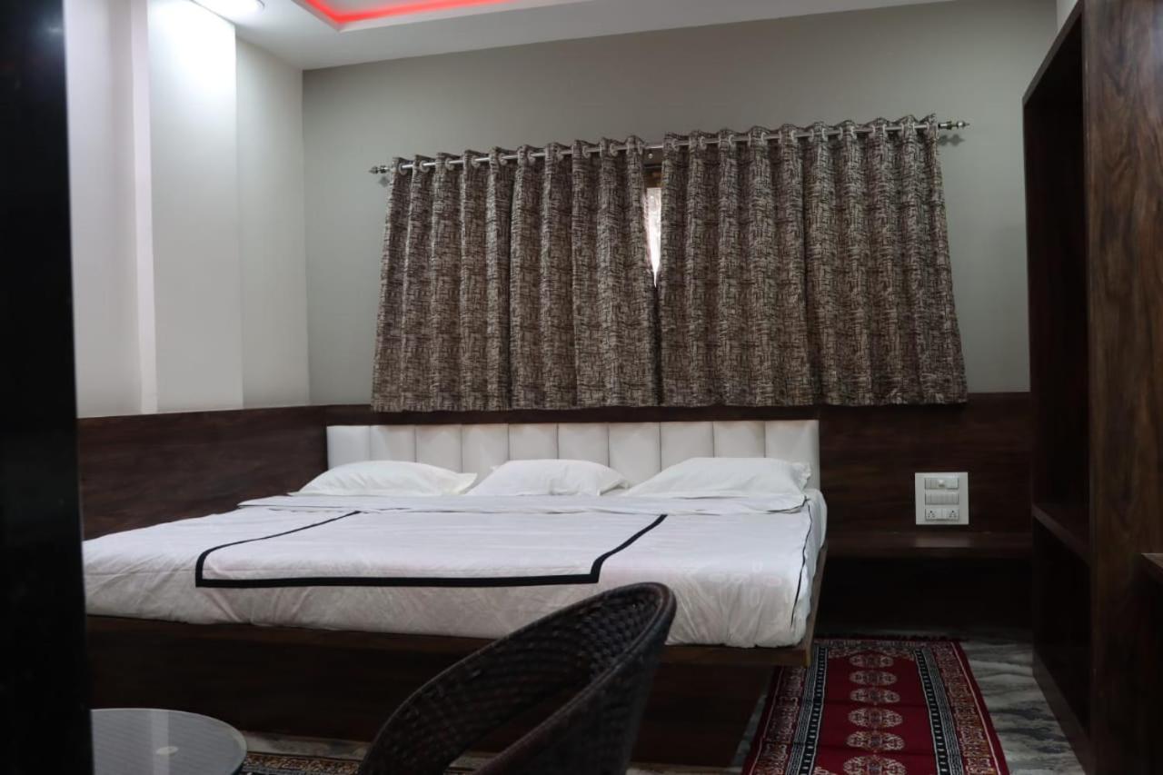 Pawan Executive Tuljapur Exteriör bild