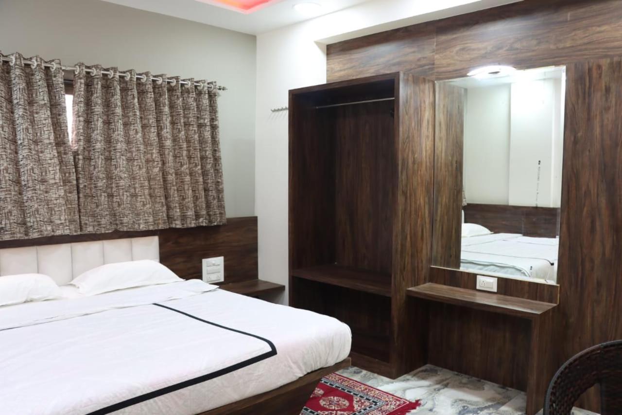 Pawan Executive Tuljapur Exteriör bild