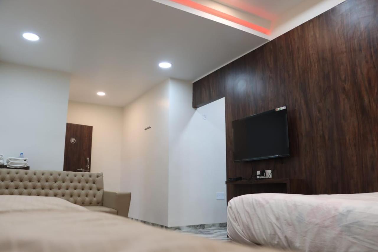 Pawan Executive Tuljapur Exteriör bild
