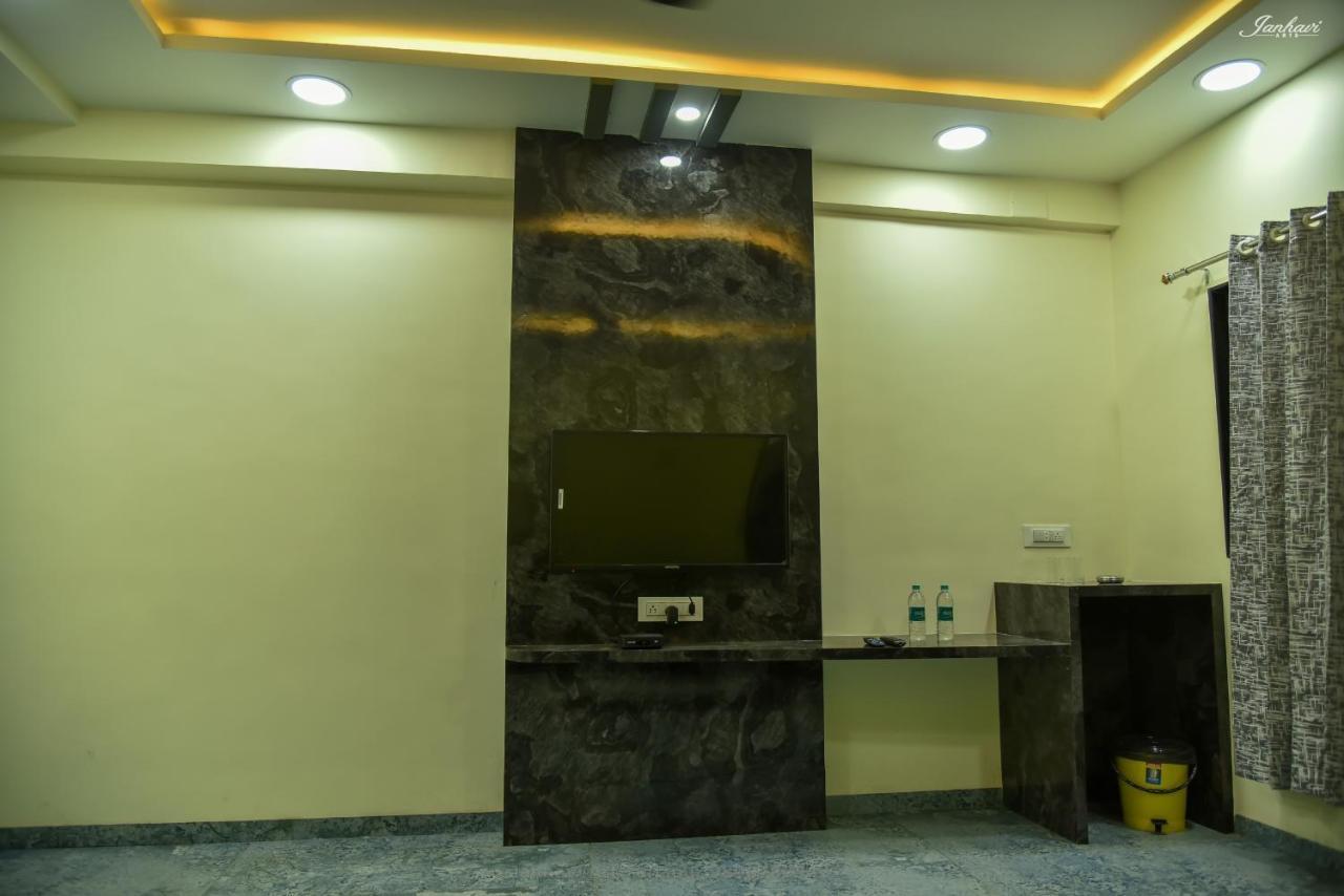 Pawan Executive Tuljapur Exteriör bild