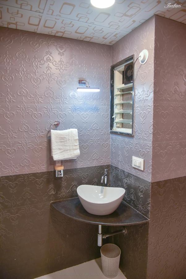 Pawan Executive Tuljapur Exteriör bild