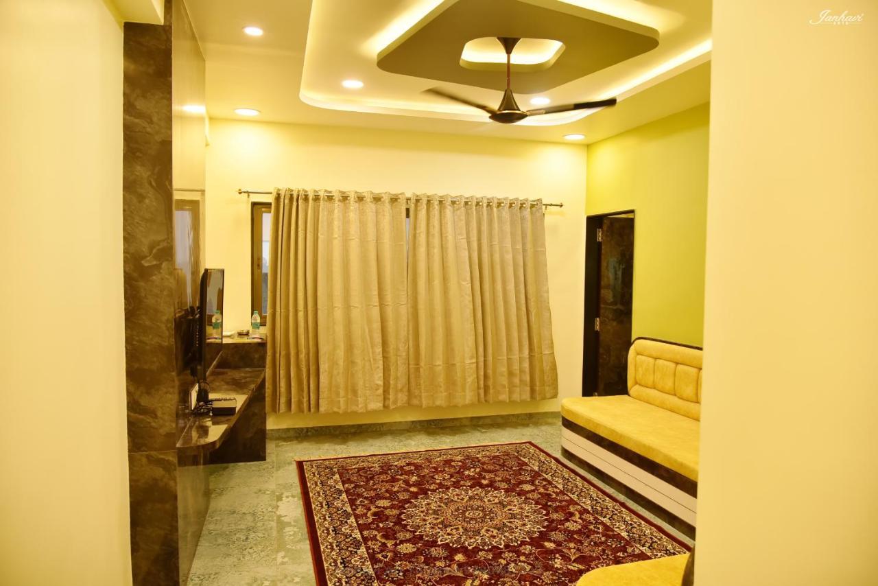 Pawan Executive Tuljapur Exteriör bild